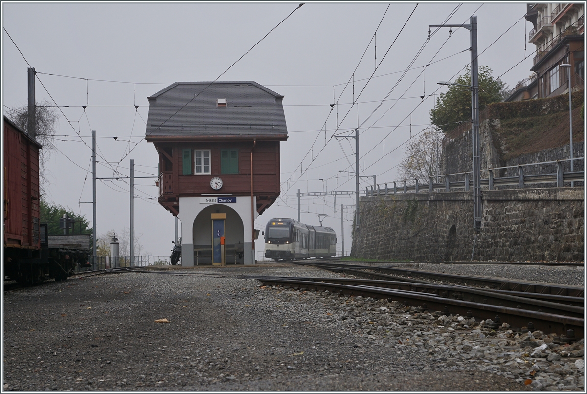 Bei einem Fototechnisch interessanten Wetter erreicht der CEV MVR ABeh 2/6 7508, unterwegs von Les Avants nach Montreux, den neu renovierten Bahnhof von Chamby. 

30. Oktober 2021
