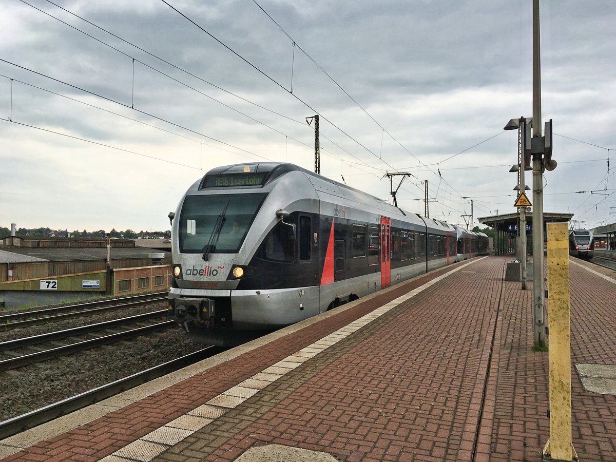 Bei einem kalten Grau-in-Grau des 18.05.2016, dem sich der ET 222106 von Abellio anpasst, wartet der eben genannte ET, dessen NVR/UIC-Nummer 94 80 0426 105-3 D-ABRN ist, als RE 16 im Hauptbahnhof Witten auf seine Abfahrt nach Iserlohn.