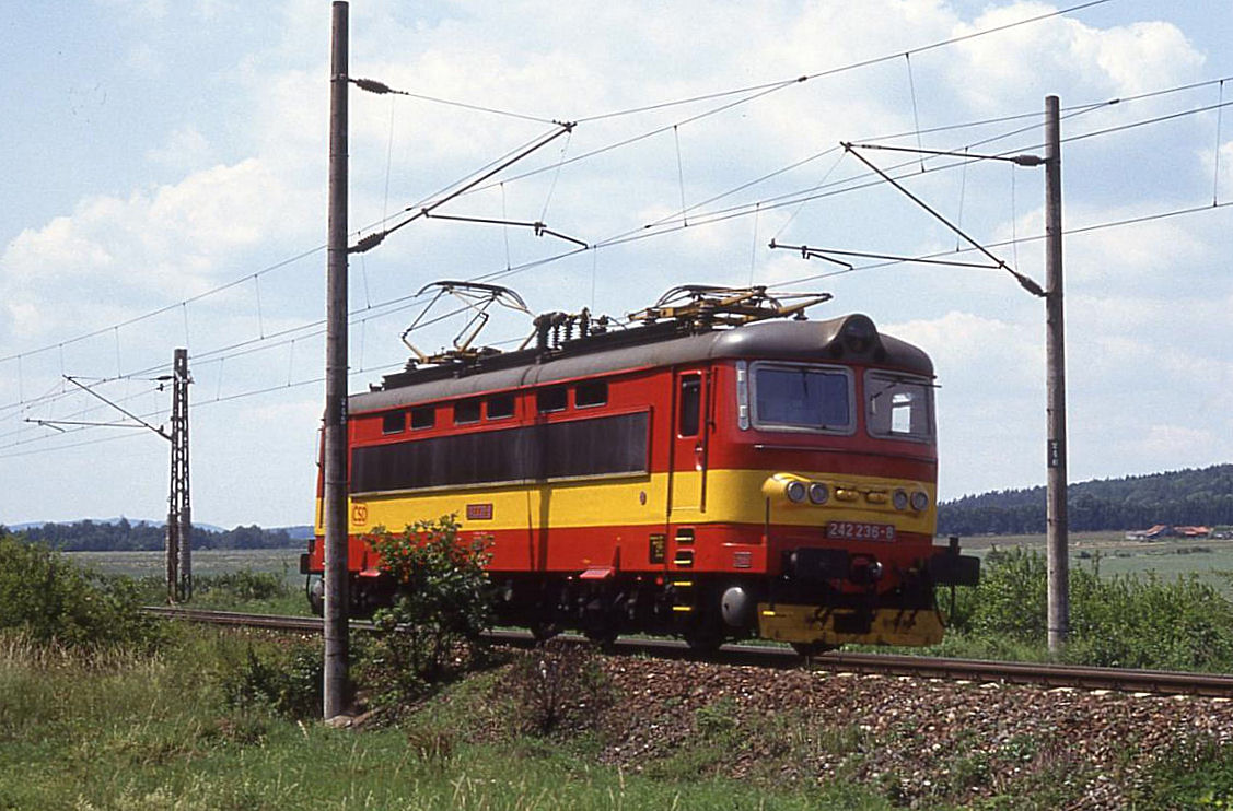 Bei einem kurzen Auto Stopp an der Strecke Plzen - Stod fotografierte ich am 27.6.1992 die Elektrolok 242236 um 13.20 Uhr solo Rtg. Stod.