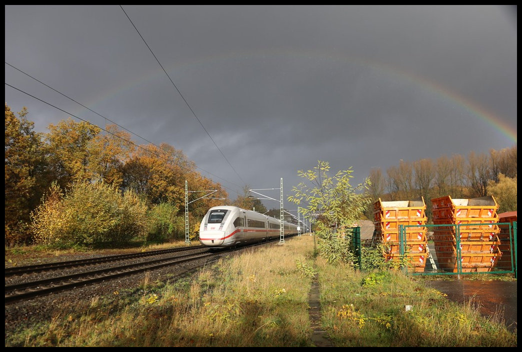 Bei einem Regenbogen darf es auch mal ein Nachschuss sein. Ein ICE 4 ist hier in Natrup-Hagen am 15.11.2023 um 14.18 Uhr in Richtung Osnabrück unterwegs.