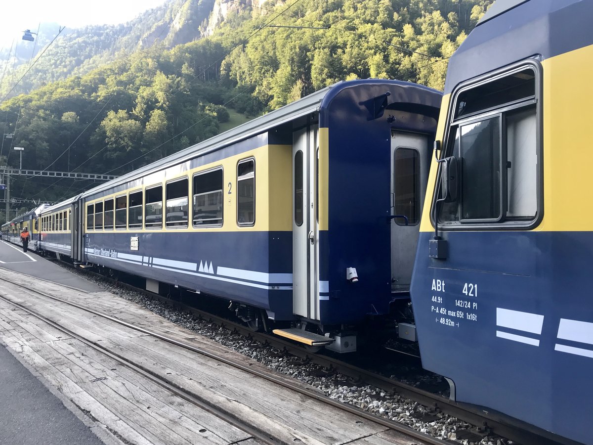 Bei einem Regio nach Lauterbrunnen wurde anstelle eines 2. Gelenksteuerwagen der B 262 und ABt 415 angehängt, 29.7.18 im Bhf Zweilütschinen.