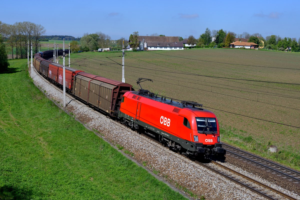 Bei einem sauberen Taurus löse ich immer gerne aus: Am 06. Mai 2017 konnte ich 1116.144 mit dem Audi-Logistikzug G 47123 nach Györ bei Birnsteig im Hausruckviertel ablichten.