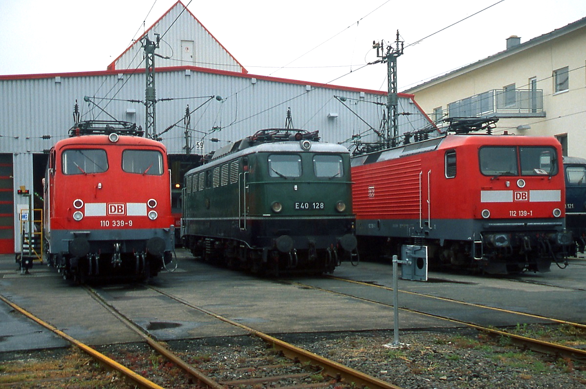 Bei einem Tag der Offenen Tür um 2000 präsentierten sich 110 339-9, E 40 128 und 112 129-1 im Bw Düsseldorf der Öffentlichkeit