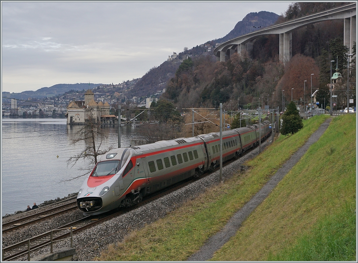 Bei einen Fahrplanwechsel ändern sich manchmal Details die nicht sofort auffallen, so auch beim EC 39 von Genève nach Milano, der weiterhin in seinem angestammten Fahrplan verkehrt, aber nun mit einem FS ETR 610 statt mit einem SBB RABe 503/ETR 610 geführt. Leider verhinderte die offene Schnauze und das eher trübe Wetter das nun lichtmässig mögliche  klassische  Bild des schönen Zuges mit dem Château de Chillon. Der FS Trenitalia ETR 610 002 als EC 39 kurz vor Villeneuve auf dem Weg nach Milano.

3. Januar 2022

