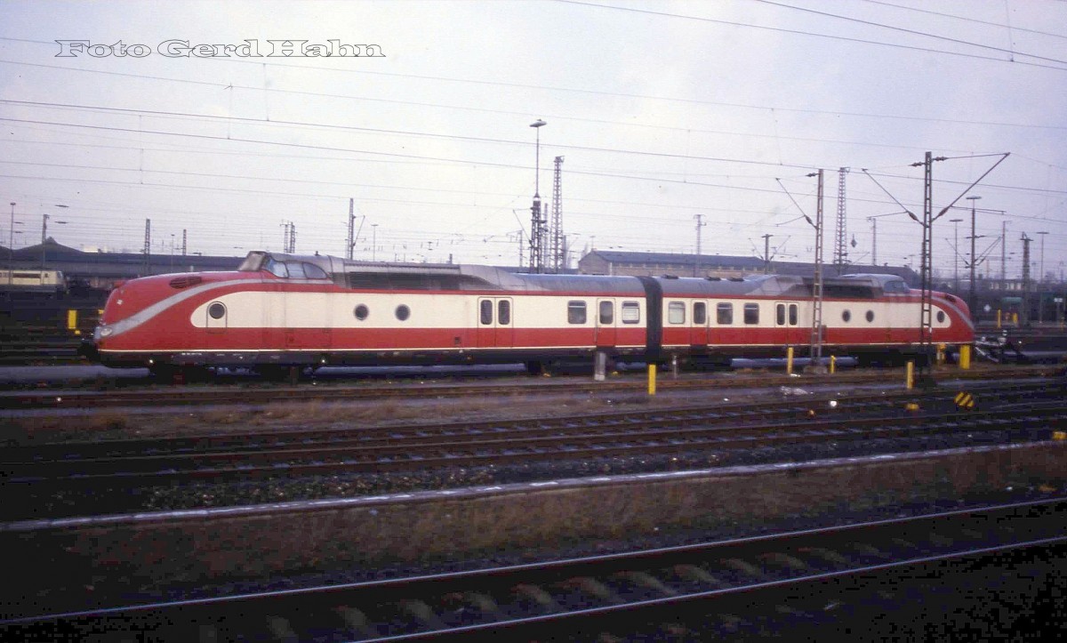 Bei der Einfahrt aus dem fahrenden Zug heraus gesichtet und im Bild festgehalten:
601 Triebköpfe am 5.3.1988 abgestellt im BW Hamm.