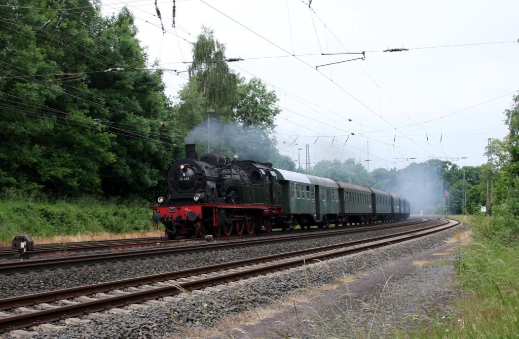 Bei der Einfahrt in den Bahnhof Hasbergen hat der Lokführer den Regler der 78468 geschlossen, um wenig später auf Gleis 2 anzuhalten. Der Sonderzug war hier am 21.6.2015 auf dem Weg von Lengerich nach Salzbergen via Osnabrück.