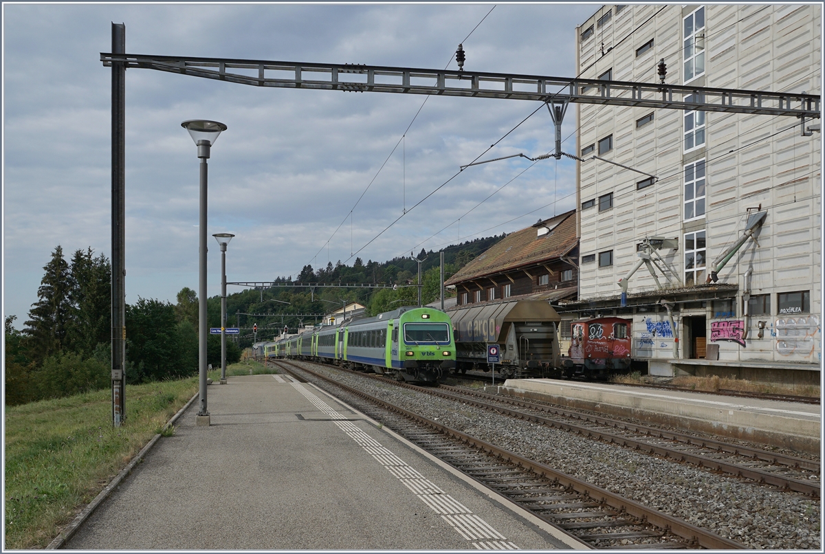 Bei der Einfahrt des RE 3912 von Bern nach La Chaux-de-Fonds sind die drei ersten Tagnpps bereits auf dem Gleis drei abgestellt worden und im Hintergrund wartet die Tm I der Landi auf die andern drei Tagnpps.

12. August 2020