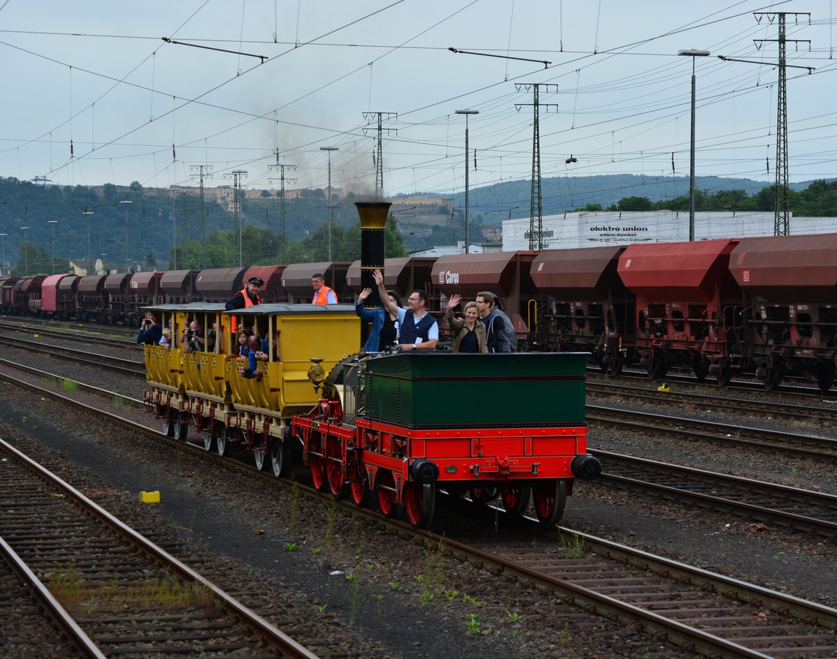 Bei der Einfahrt ins DB Museum kam mir bereits der Alder vollbesetzt entgegen und auch der Fotograf wurde von Fotografen des jeweils anderen Zuges fotografiert ;D

Koblenz Lützel 17.06.2017
