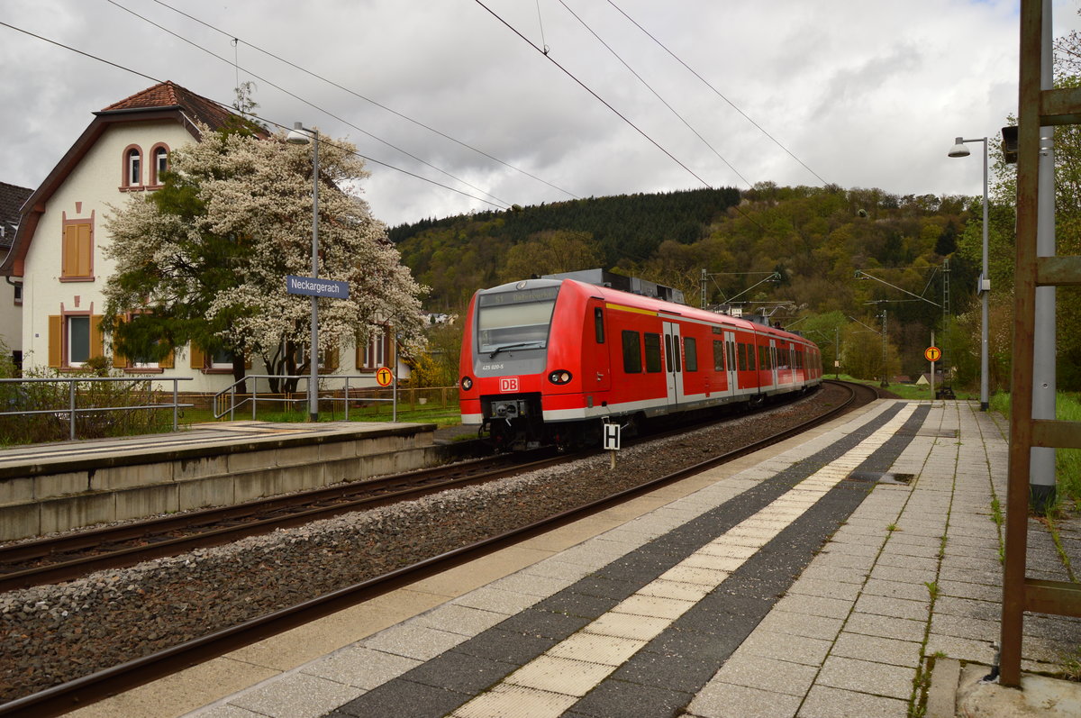 Bei der Einfahrt in Neckargerach ist der 425 020-5 als S1 nach Osterburken unterwegs.
15.4.2016