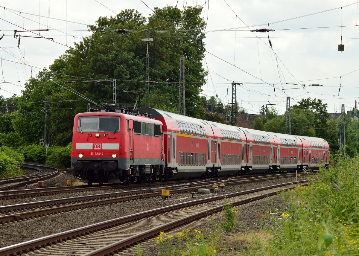 Bei der Einfahrt in Rheydt Hbf ist hier die 111 124-4 mit einem RE4 zu sehen. 21.6.2014