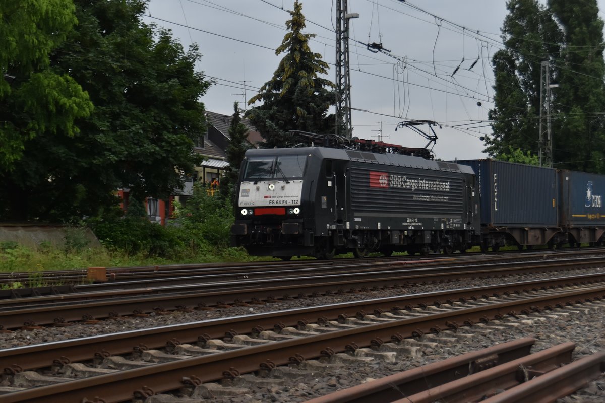 Bei der Einfahrt in Rheydt Hbf kommt die 189 112 mit einem Kastelzug aus Odenkirchen vors Objektiv. Dienstag den 19.6.2018


