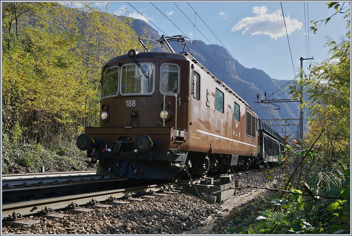 Bei der Einfahrweiche von Varzo konnte ich diese BLS Re 4/4 188 fotografieren. Die Lok ist mit einem Ganz-Zug leerer Autotransportwagen Richtung Norden unterwegs.
27. Okt. 2017