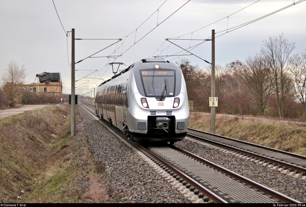 Bei einsetzendem Regen durchfährt 1442 172 (Bombardier Talent 2) von DB Regio Südost als RE 63603 (RE38) von Bitterfeld nach Halle(Saale)Hbf den Hp Hohenthurm auf der Bahnstrecke Berlin–Halle (KBS 250).
Diese Linie verkehrte vom 15.12.2019 bis 31.3.2020 als Zubringer für Umsteiger des RE13 (Magdeburg Hbf–Leipzig Hbf), um auch während der verlängerten Sperrung des Bahnhofs Köthen zwischen Magdeburg Hbf und Halle(Saale)Hbf ausreichend Zugfahrten anbieten zu können. Zuvor wurde mit dem Beginn der Vollsperrung am 9.6.2019 der RE8 zwischen den beiden Großstädten für ein halbes Jahr betrieben.
Aufgenommen am Ende des Bahnsteigs 1.
[16.2.2020 | 9:46 Uhr]