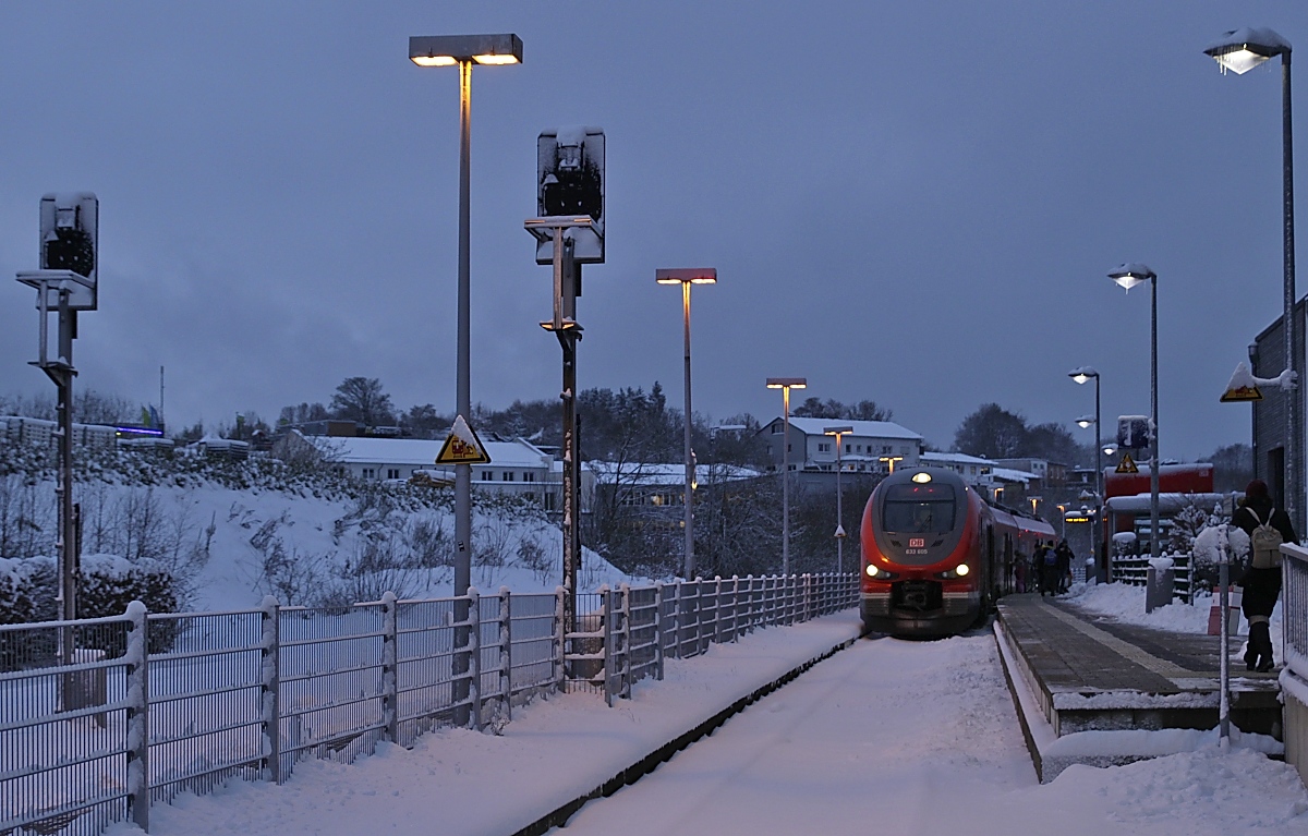 Bei einsetzender Dämmerung ist 633 605 am 28.11.2023 mit dem RE 57 aus Dortmund in Winterberg eingetroffen (Standort: Außerhalb des Gleisbereiches am Zugang zum Bahnsteig am benachbarten Gleis)