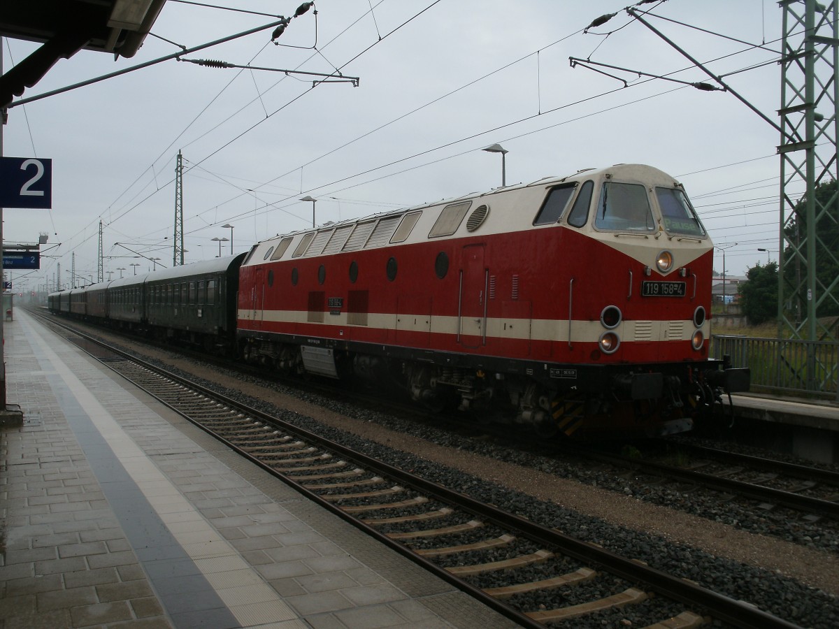 Bei einsetzenen Regenschauer erreichte die Berliner 119 159,mit dem Strtebekersonderzug aus Berlin Schneweide,am 29.Juni 2013,den Zielbahnhof Bergen/Rgen.