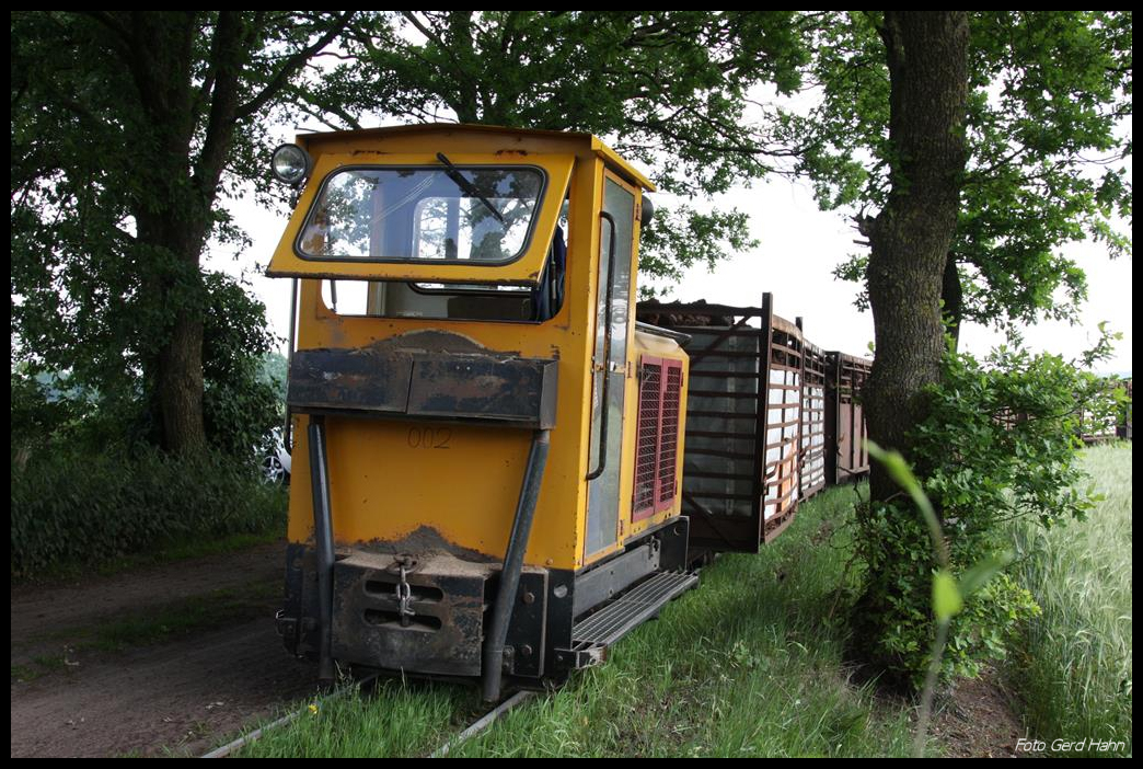 Bei dieser Einstellung kann man sehr gut die Sand Streu Vorrichtung an der Schoema oo2 erkennen. Die Rohre führen direkt zum jeweiligen Gleis hinunter. Das Sand streuen funktioniert aber nicht automatisch. Der Lokführer greift dazu durch das geöffnete Fenster in den Sandkasten und streut von Hand!
Aufnahme am 30.5.2017 am Sommerweg in Lohne.