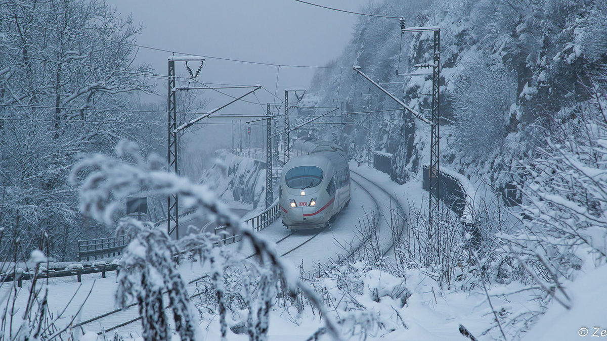 Bei Eisesklte fhrt ICE 511 am 01.01.2015 die Geislinger Steige hinauf in Richtung Mnchen Hbf.