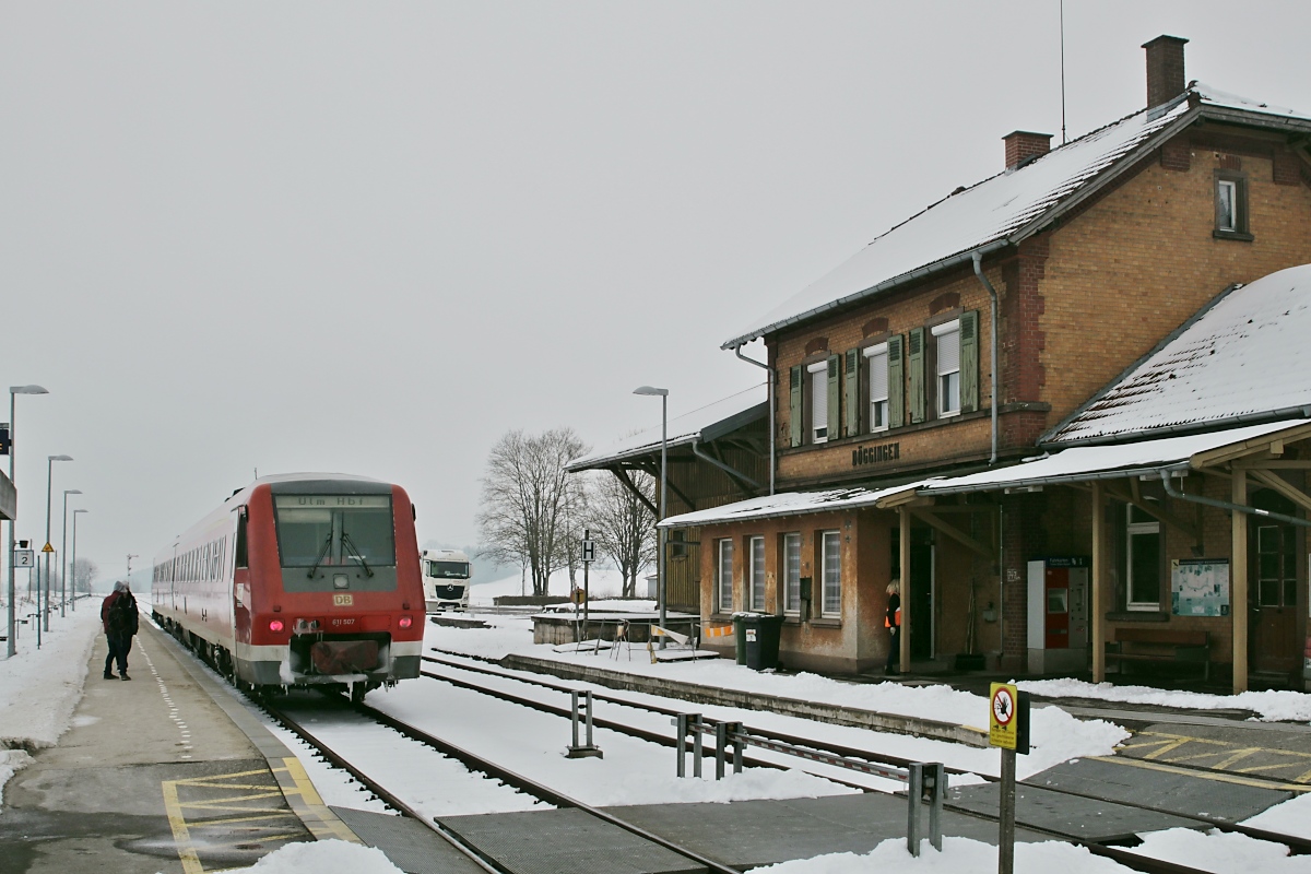 Bei eisigen Temperaturen wartet 611 507 am 18.03.2018 im Bahnhof Döggingen die Kreuzung mit dem Gegenzug ab