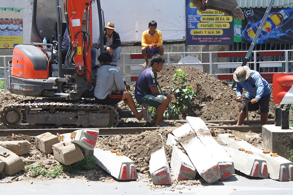 Bei der EK mit der Thanon Ekkachai werden zwischen den Zugfahrten die Schwellen gewechselt. Bild vom 01.Juni 2013.

