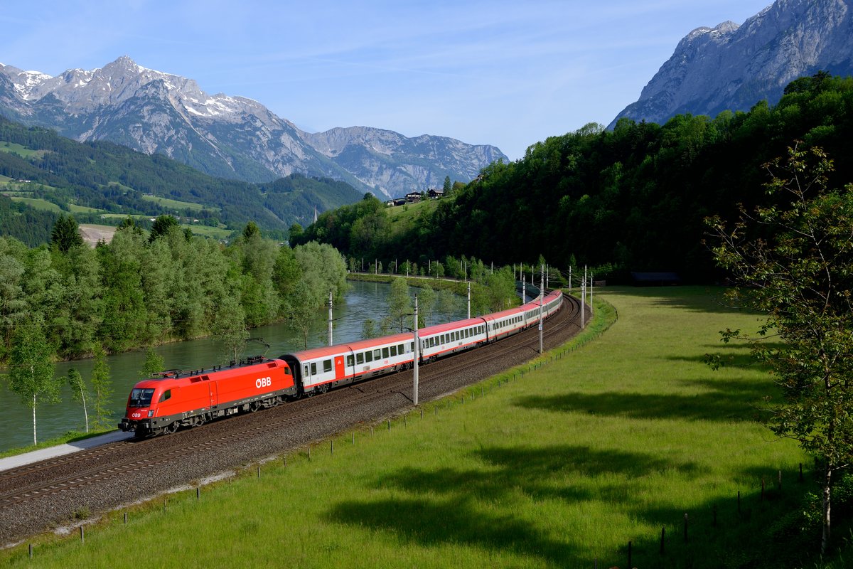 Bei Ellmauthal ergibt sich dieser schöne Blick auf das Salzachtal, eingerahmt von Hagen- und Tennengebirge. Am Morgen des 27. Mai 2016 konnte hier die 1116.127 mit ihrem IC 592 nach Klagenfurt fotografiert werden. Dieser Zug verkehrt inzwischen als RailJet.