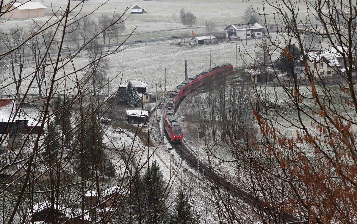 Bei Eschenlohe legen sich zwei Hamster der Werdenfelsbahn in die Kurve. In Garmisch-Partenkirchen wird der Zug geteilt. Der vordere Zugteil fährt nach Mittenwald/ Seefeld in Tirol/ Innsbruck, der hintere Zugteil fährt nach Reutte in Tirol.

Eschenlohe, 18. März 2018