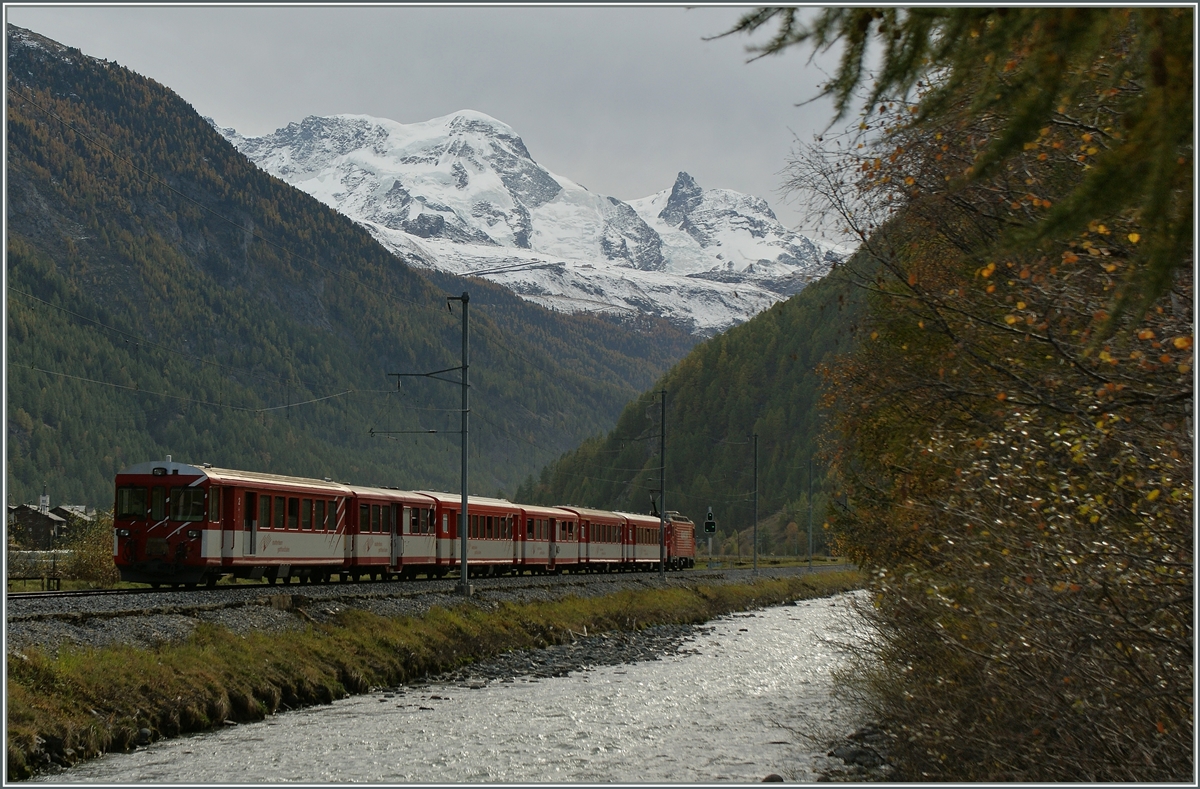 Bei etwas schummerigem Licht fährt dieser MGB Regionalzug bei Täsch Zermatt entgegen.
19. Okt. 2012