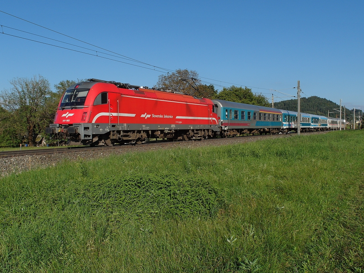 Bei Faak am See befindet sich SZ 541 003 mit dem D 210 am 17.09.2014 auf der Fahrt von Vinkovci nach Villach Hbf und wird in Kürze den Zielbahnhof erreichen.
