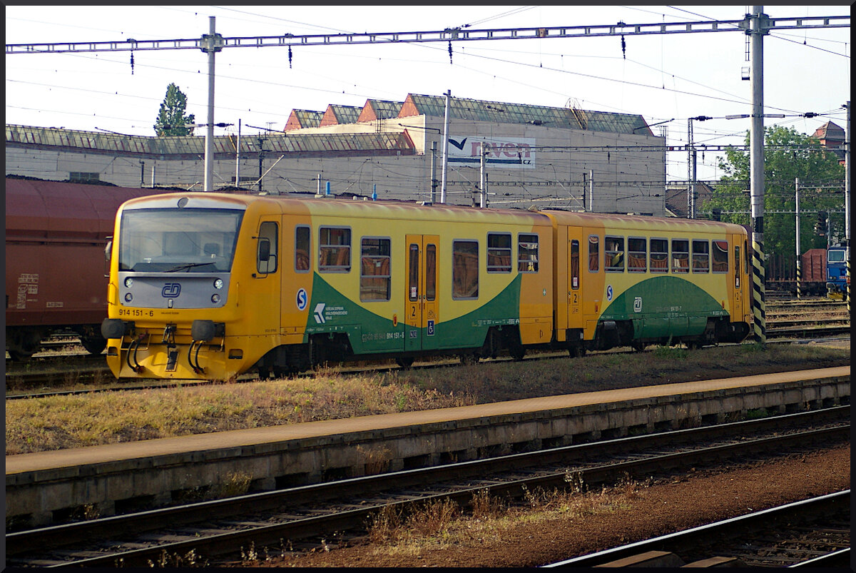 Bei der Fahrt nach Jaroměř konnte CD 814 151 als S am 20.05.2022 bei der Einfahrt in den Bahnhof Hradec Králové abgelichtet werden. Hier noch in den Farben der Marke RegioNova, doch bereits auf den Linien der Esko Praha eingesetzt. Daher das S-Logo an den Seiten.