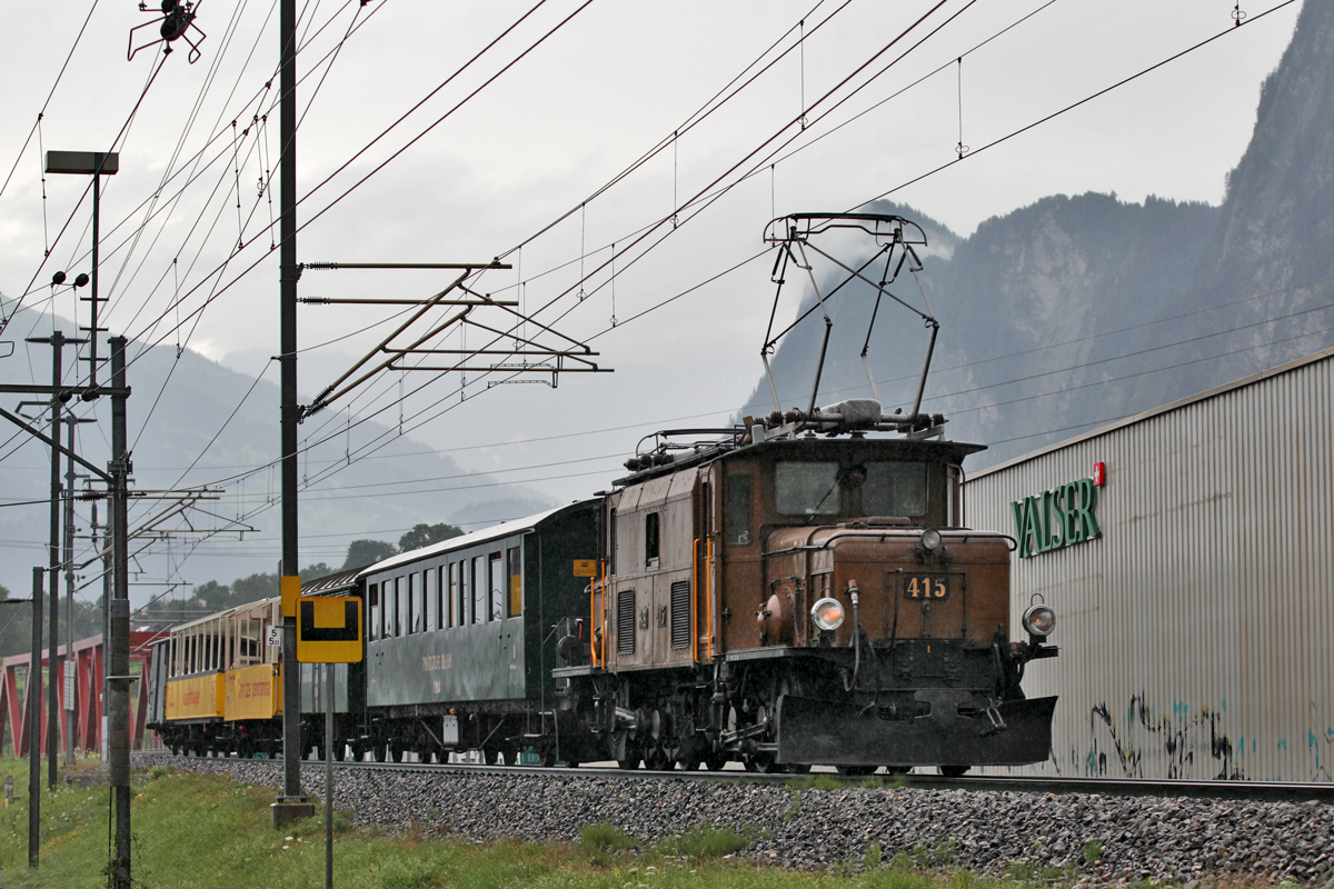 Bei feinem Regenschauer fährt die Ge 6/6 I 415 mit dem Albula Erlebnisszug in Untervaz vorüber.Bild vom 31.7.2016