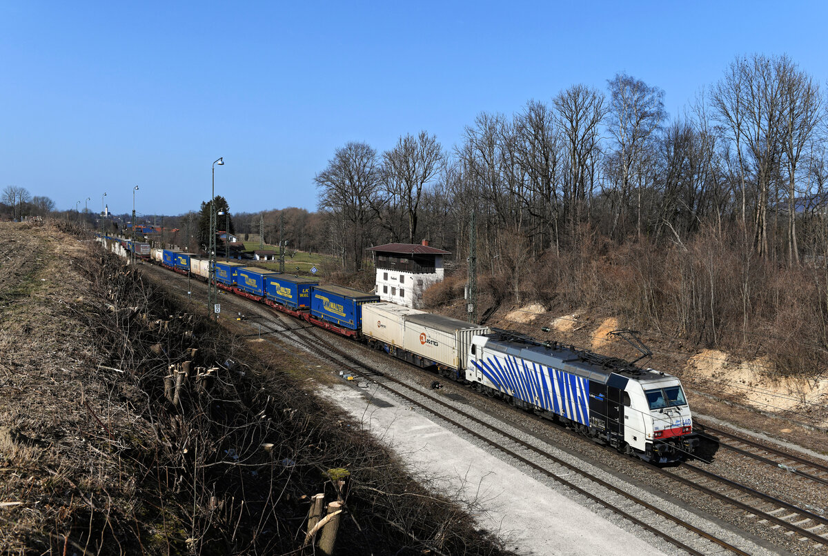 Bei Fischbach im Inntal fanden kürzlich Rodungen auf Höhe des ehemaligen Stellwerks statt. Somit ist der Blick auf die Strecke wieder frei und neue (alte) Motivmöglichkeiten ergeben sich. Am 26. Februar 2021 konnte ich dort die 186 440 von Lokomotion vor dem DGS 43129 auf der Fahrt nach Verona Q.E. fotografieren.