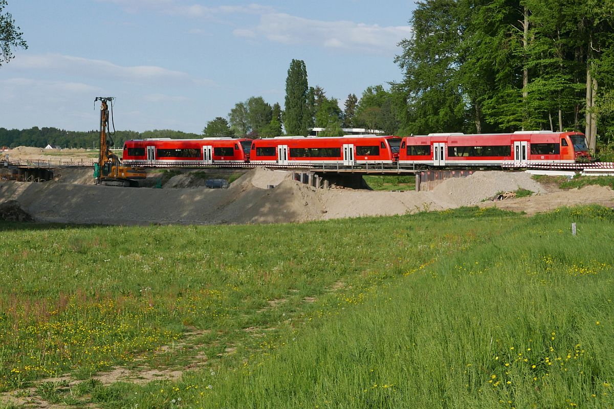 Bei Fischbach überqueren drei Triebwagen der Baureihe 650 als RB 22785, Radolfzell - Friedrichshafen, eine von zwei Behelfsbrücken, die später einmal die Widerlager für eine Eisenbahnbrücke über eine vierspurige Bundesstraße sein werden (29.04.2018).