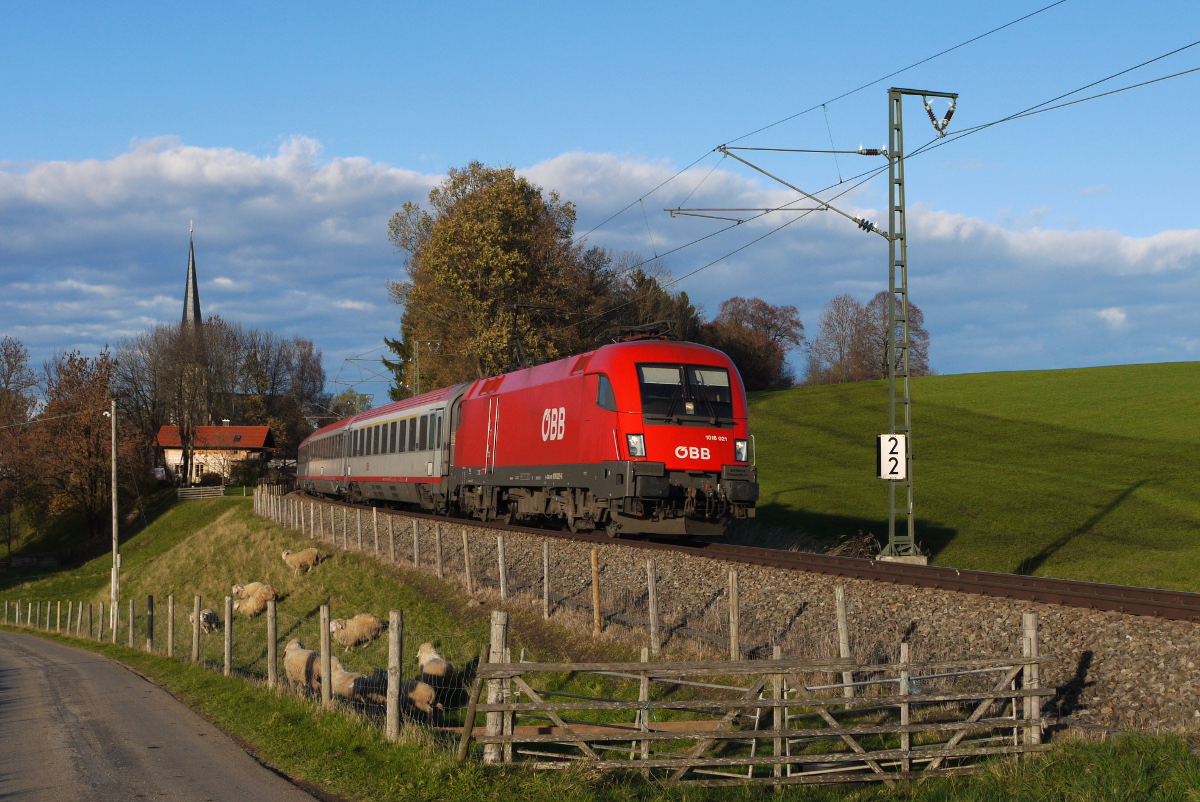 Bei Fching konnte ich am 02.11.13 den umgeleiteten EC 112 (Klagenfurt Hbf - Frankfurt (Main) Hbf) aufnehmen, gezogen wurde er bis Mnchen von der BB 1016 021.