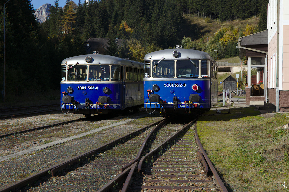 Bei der Fotofahrt auf der Erzbergbahn am 13. Oktober 2019 wurde eine Zugkreuzung der beiden Schienenbusse im Bahnhof Präbichl nachgestellt. Zu sehen sind der 5081.563 und 5081.562.