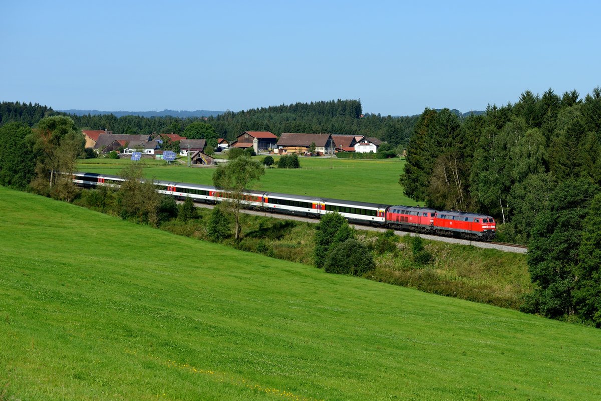 Bei Freibolz ergibt sich dieser Blick auf Reipertshofen - ein typischer Weiler im westlichen Allgäu. Am 14. August 2016 brachten 218 433 und eine weitere 218 den EC 191 von Basel SBB nach München HBF und störten die ländliche Idylle nur kurz.