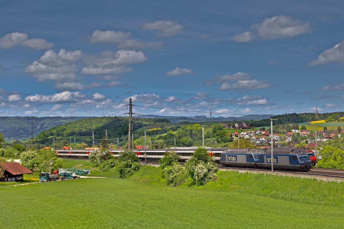 Bei Frick kommt es zu einer überraschenden Kreuzung,Tfzf 465 010,465 xxx kreuzt den EC von Basel SBB nach Zürich HB.Bild Mai 2015