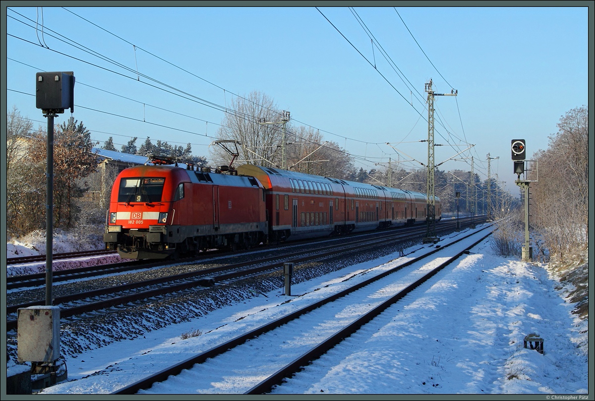 Bei frostigen Temperaturen erreicht 182 005 am 22.01.2016 mit dem RE 1 Magdeburg - Frankfurt/Oder den Bahnhof Wusterwitz unweit der Landesgrenze zwischen Sachsen-Anhalt und Brandenburg.