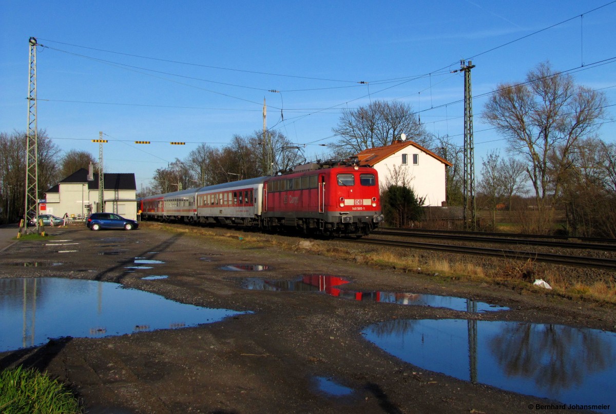 Bei frühlingshaftem Wetter durchfährt die 140 585-1 von DB Schenker mit einem Wagen von DB Autozug, einem weißen IR Wagen vom Fernverkehr und zahlreichen Regio Wagen den Bahnhof Mersch mit dem Pbz 2491 von Berlin nach Dortmund. Neujahr 2014