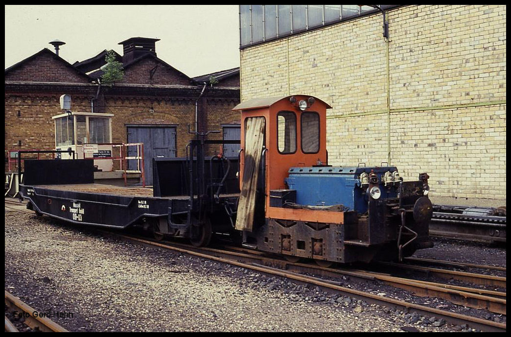 Bei einer Führung über das Gelände der MALOWA am 22.6.1991 in Klostermansfeld kam mir auch diese schmalspurige Akkulok vor die Linse.