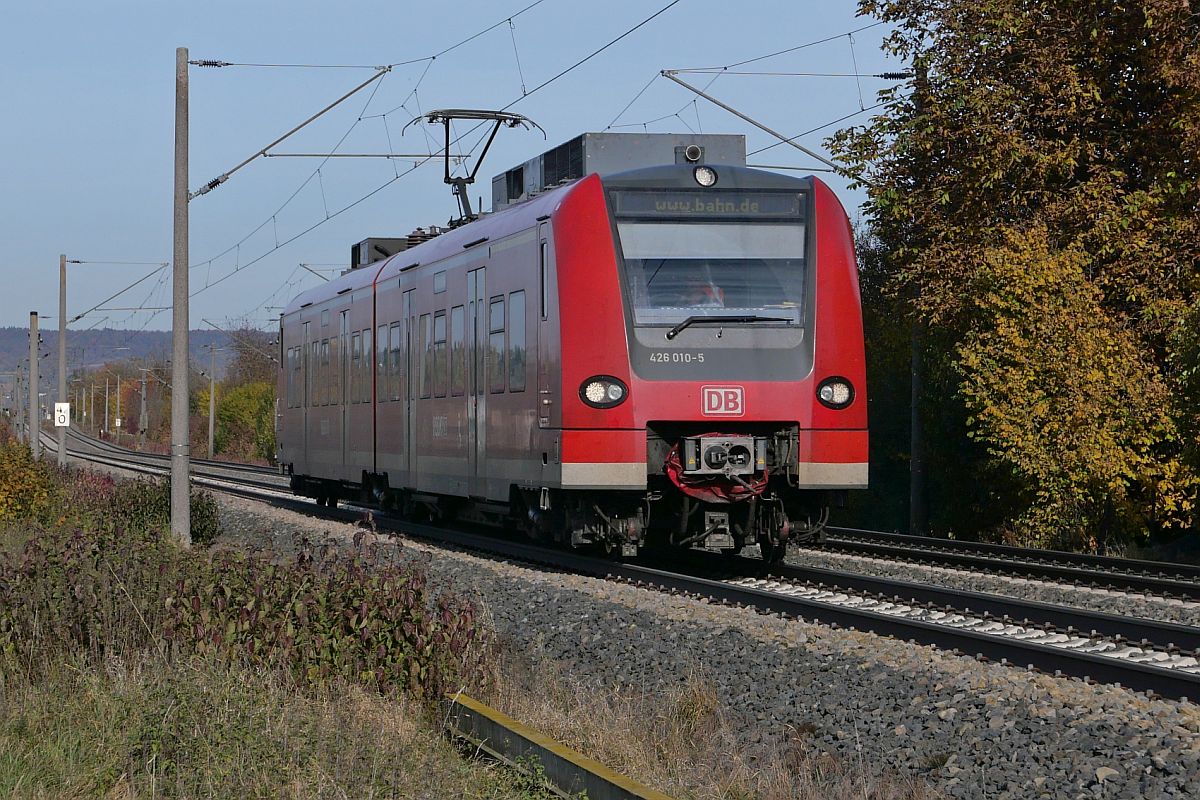 Bei Gäufelden fährt 426 010-5 am 29.10.2021 in Richtung Eutingen im Gäu