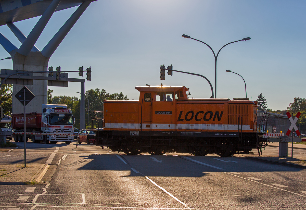 Bei Gegenlicht aufgenommene LOCON Lok 104 auf der Fahrt vom Anschluss Hafen in Stralsund zum Anschluss Bahnhof Rügendamm. - 30.09.2015
