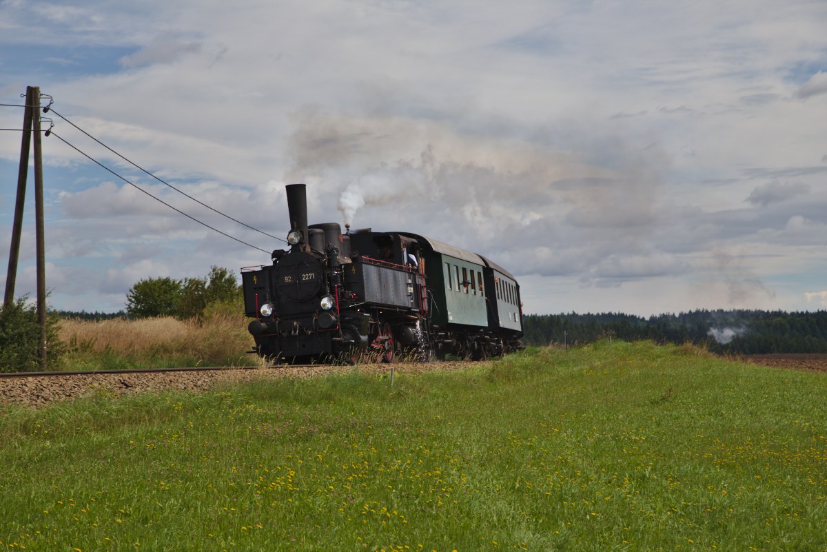 Bei Gerotten ist die Aufnahme des in Richtung Zwettl fahrenden Zugs, der mit der 92.2271 gespannt war, entstanden. (15.08.2014)