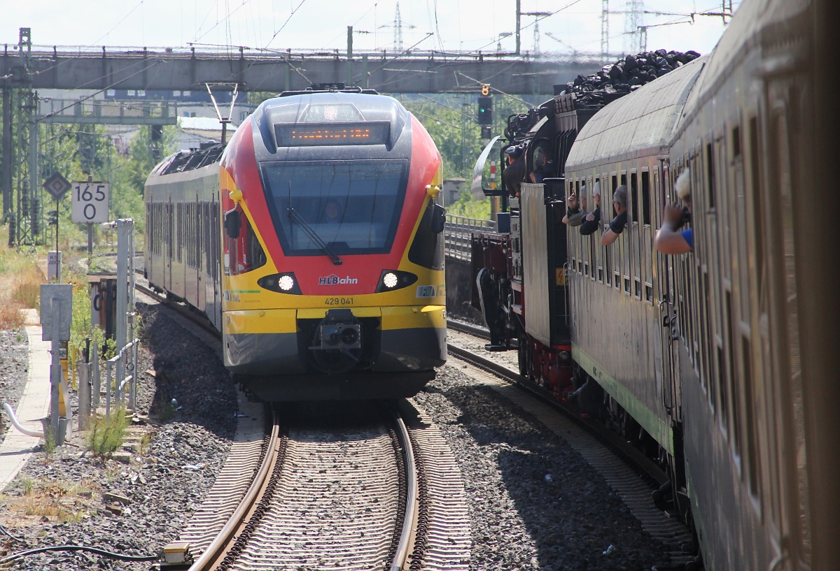 Bei Gießen begegnet unserem Sonderzug nach Koblenz der HLB Flirt 429 041. Aufgenommen am 10.08.2013.