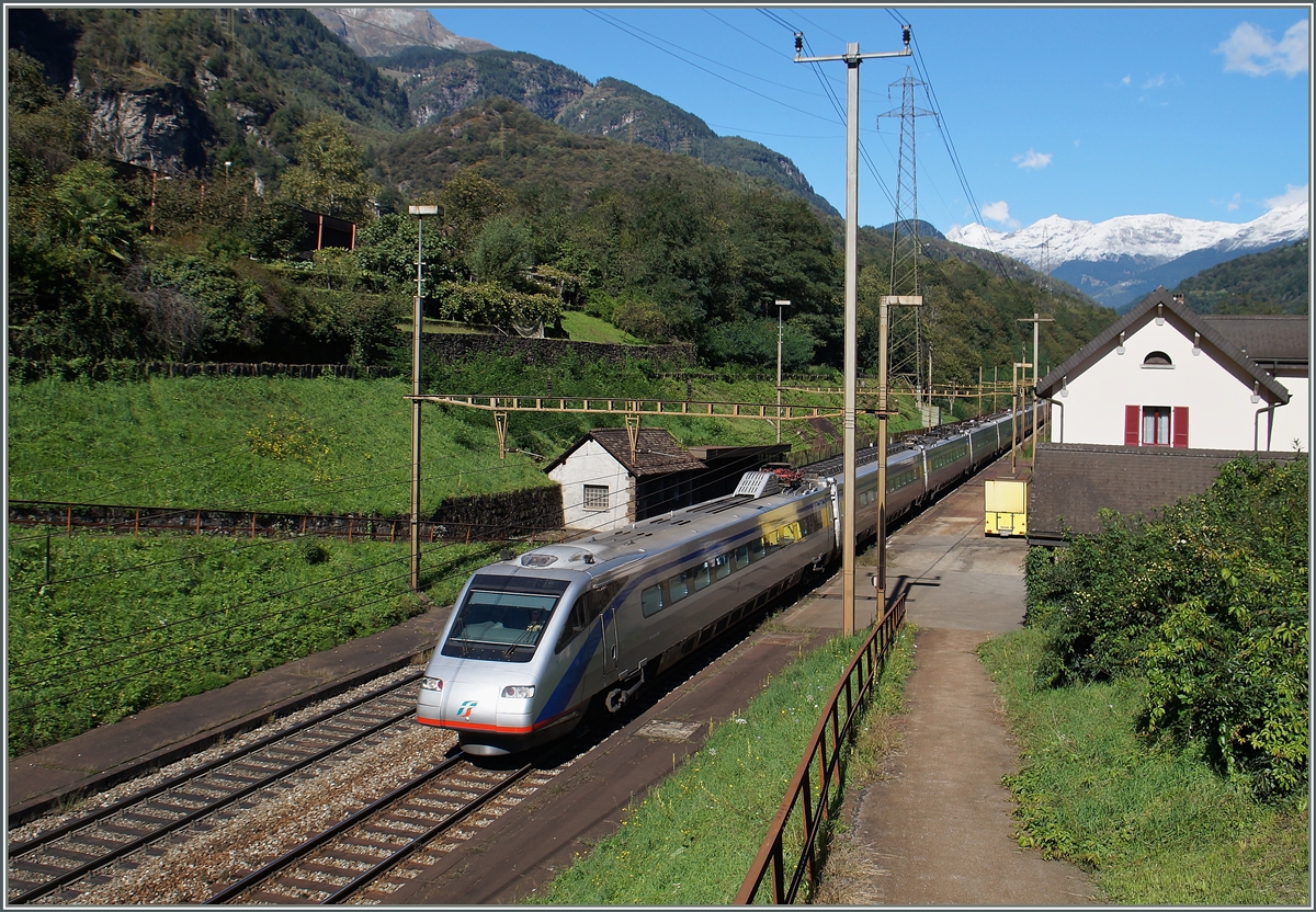 Bei Giornico hat der FS ETR 470, als EC 15 von Zürich nach Milano unterwegs, die Talsohle des Tessins fast schon erreicht.
24. Sept. 2015
