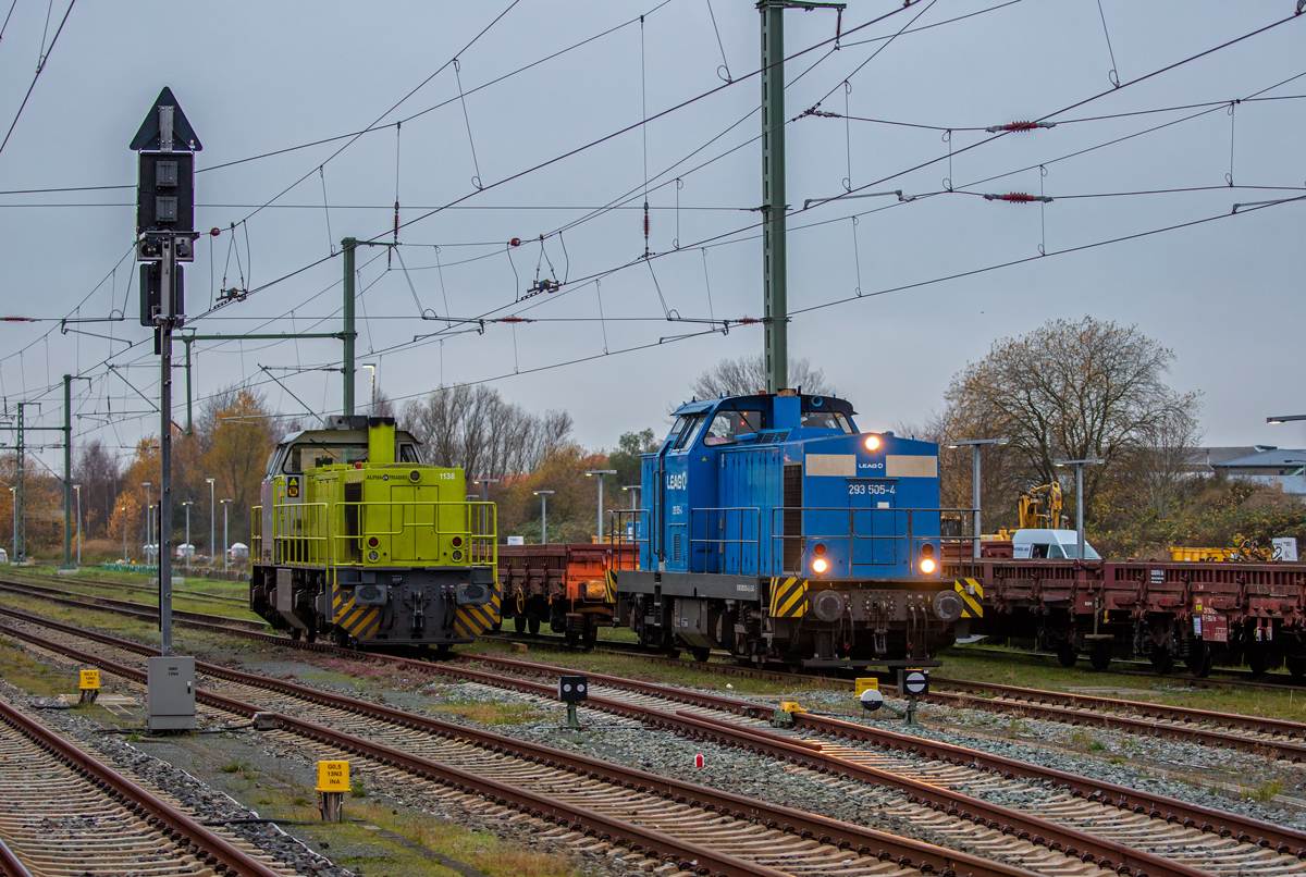 Bei Gleisbauarbeiten in Bergen auf Rügen am frühen Abend aufgenommene abgestellte LOCON Lok 275 119 und LEAG Lok 293 505 beim Abrüsten. - 17.11.2021