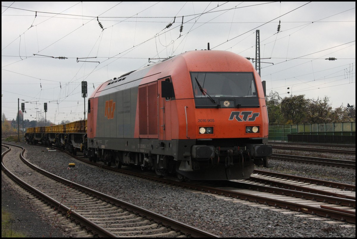 Bei Gleisbauarbeiten war der Hercules von RTS 2016 905 am 8.11.2015 auf der Rollbahn im Einsatz. Hier rangierte um 12.00 Uhr die Lok mit Flachwagen im Bahnhof Lengerich.