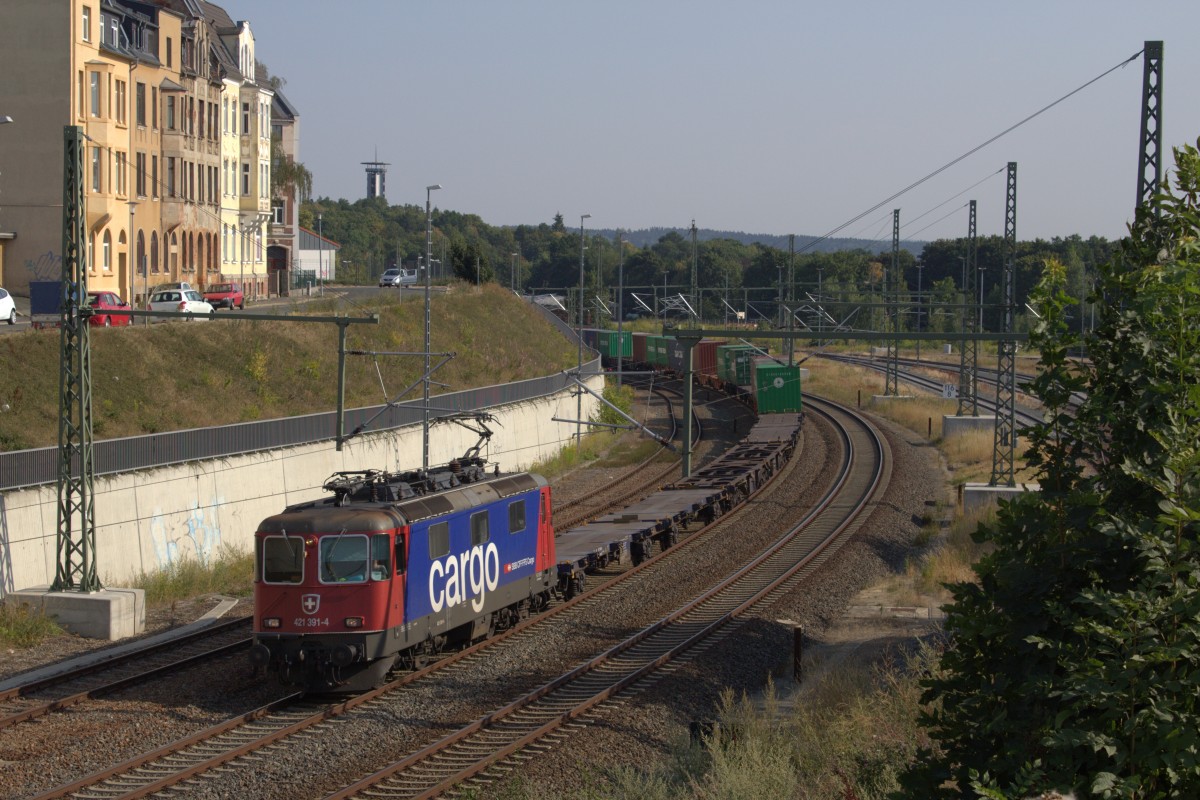 Bei Gluthitze fährt am 10.08.2015 die 421 391-4 mit Containern von Hamburg nach Hof gerade durch Plauen ob. Bahnhof. 