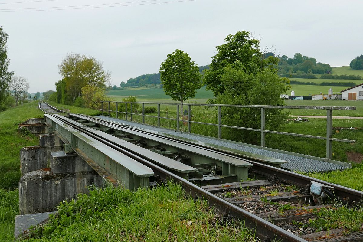 Bei Gggingen befindet sich diese Brcke ber die Ablach. Aufnahme vom 13.05.2020, Streckenabschnitt Mengen - Stockach der Ablachtal-Bahn.