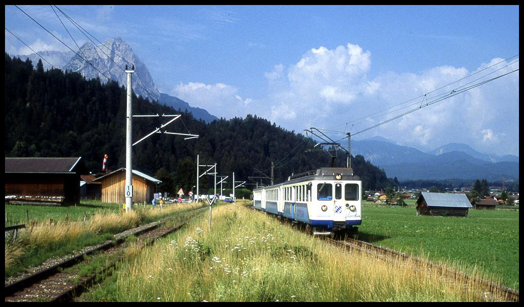 Bei Grainau ist ein Triebwagen der Zugspitzbahn am 30.6.2003 unterwegs zum Endbahnhof in  Garmisch Partenkirchen.