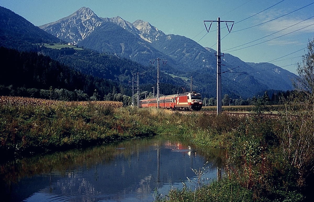 Bei Greifenburg durchfährt eine 1822 im September 2003 mit einem Korridorzug von Innsbruck nach Spittal-Millstättersee das Drautal (Neue Version eines bereits veröffentlichten Bildes)