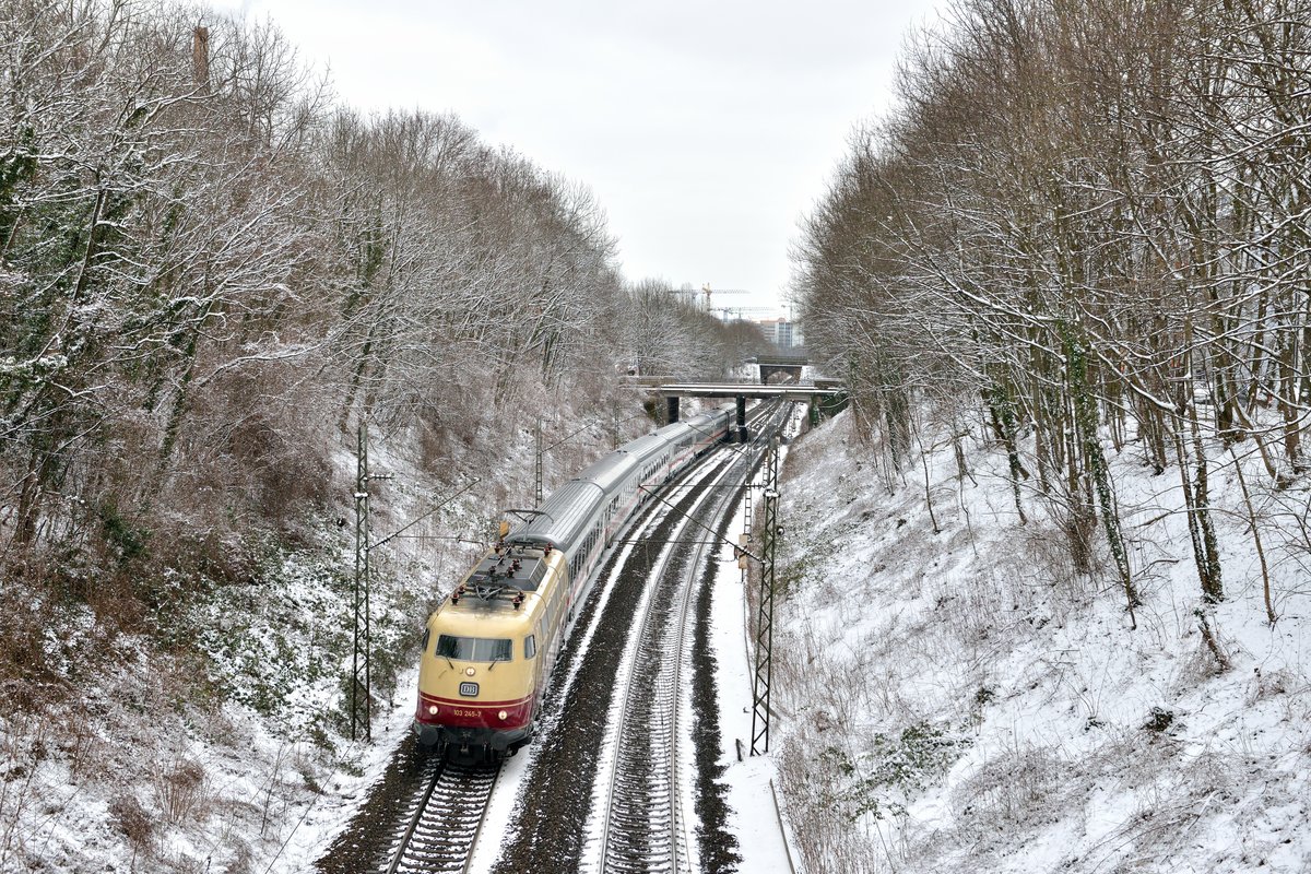  Bei gutem Wetter kann ja jeder fotografieren.... : Den Spruch halte ich für Humbug, es gibt allerdings Fotostellen, da bietet sich ein bewölkter Himmel zur Umsetzung an. So z.B. beim Südring am Einschnitt beim Nockherberg in München Giesing, der zumindest im Winter recht schattig ist. Am 25. Januar 2015 wurde hier bei gedämpften Lichtverhältnissen dem IC 1284 von Schwarzach-St. Veit nach Flensburg aufgelauert. Dieser nur Sonntags verkehrende Zug wird zwischen Wörgl und München HBF regelmäßig von der 103 245 befördert.
